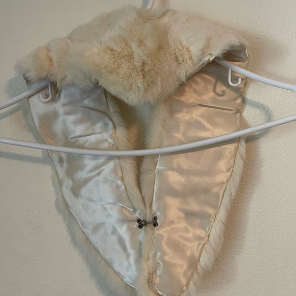Elegant Faux Fur Collar in Cream - Picture 2 of 4